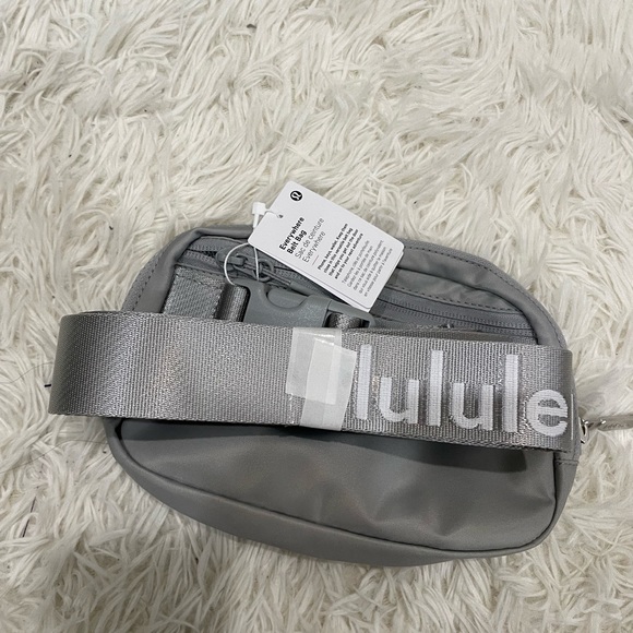 NWT lululemon everywhere belt bag silver drop white wordmark - Picture 2 of 4